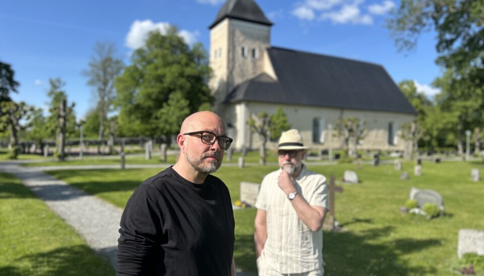 Både sorg och skratt. En avskalad och personlig enmansshow med Håkan Mattson (till vänster) som bär på både sorg och skratt. Regi: Niclas Buskenström.