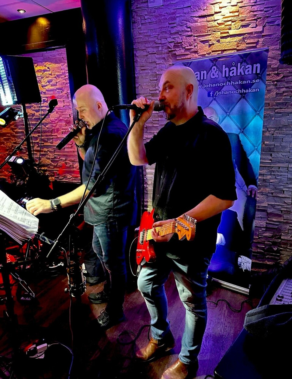 Trubadurduo. Håkan Mattsson och Johan Andersson började 1993 som trubadurer med enbart akustisk gitarr, sång och lite slagverk och det håller de igång fortfarande.