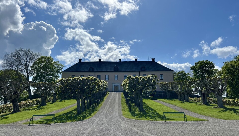 Slott med anor. Grönsöö slott uppfördes under början av 1600-talet i tysk-holländsk renässansstil med bland annat fyra torn. Under 1800-talet var huset ganska förfallet och tornen togs bort och huset fick sin nuvarande stil och storlek.