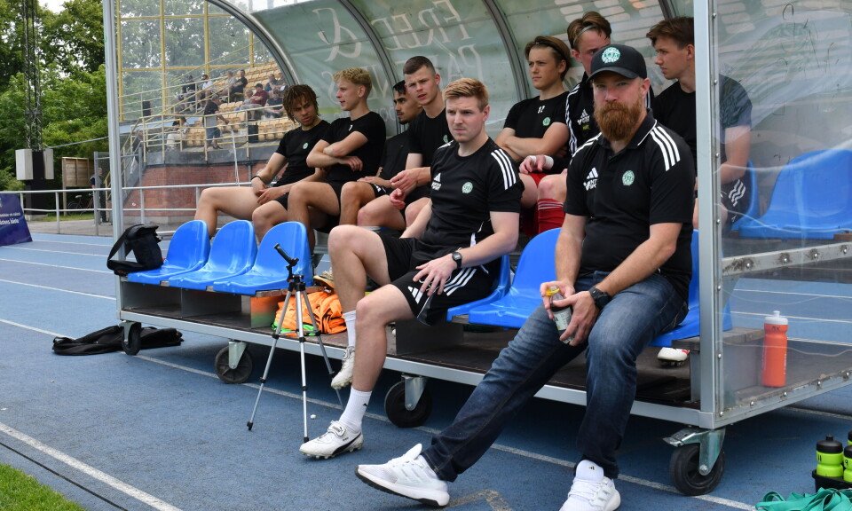 Tränaren Henrik Norrström närmast.