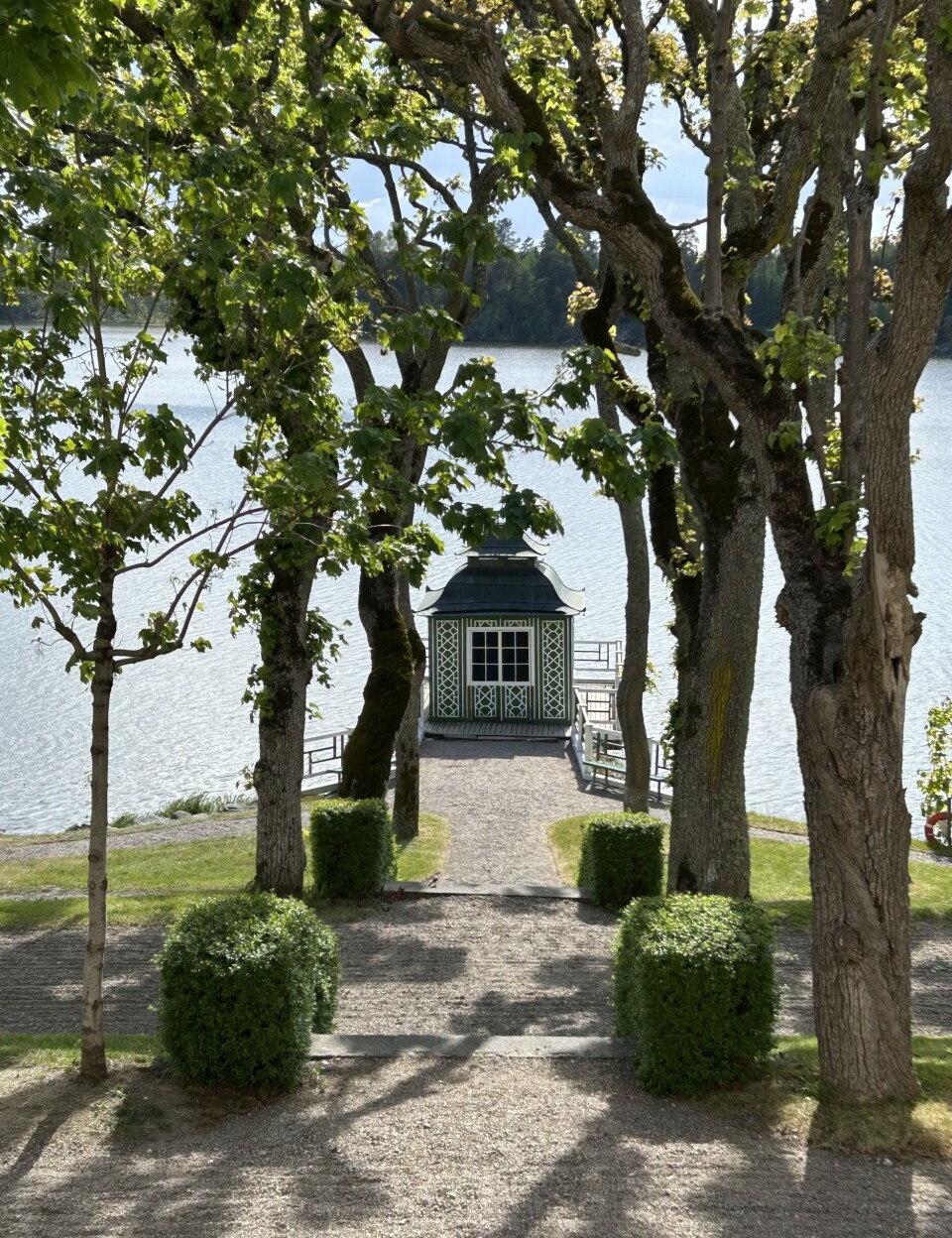 Snäckhuset. 1786 uppfördes den kinesiska paviljongen nere vid vattnet, invändigt dekorerad med snäckor och mineraler från Ostasien.