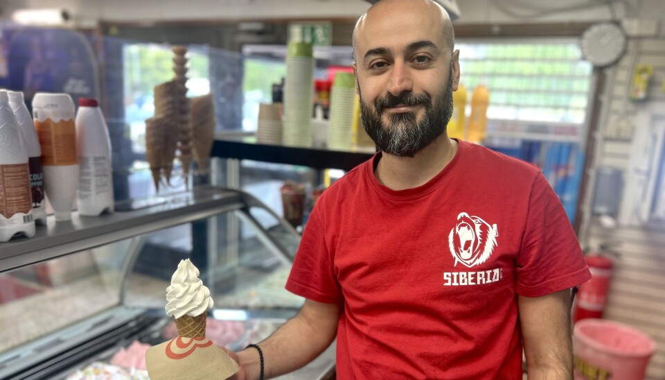 Glass i stora lass. Smultronstället i Bålsta har funnits i 20 år. Maickel Yousef är en av flera syskon som driver Smultronstället som i skrivande stund erbjuder mjukglass, runt 20 olika smakers kulglass med olika strössel, sås och toppings, samt Slushy toppad med mjukglass.