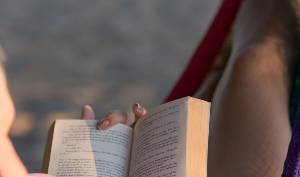 Under semestern plockar många upp en bok och förlorar sig i litteraturens magiska värld. Här är några heta sommartips på intressant läsning i sommar.