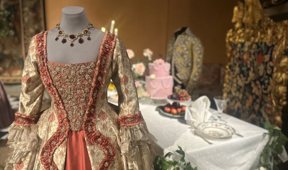 Välbesökt orangeri. En av de många vackra klänningarna från ett besök i drottningens orangeri på Bridgerton utställningen i Skokloster slott.