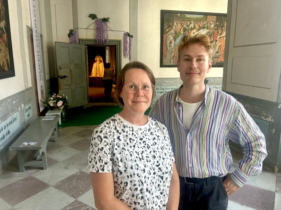 Stolta. Jessica Söderqvist och Petri Tigercrona är mycket stolta över Bridgertonutställningen som äger rum i slottets tidigare stängda gästrum.