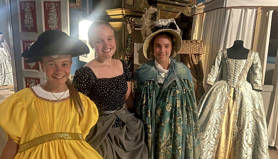 Besökare. Ines Landström, Ellen Selin och Maj Landström besöker Bridgertonutställningen och provar kläder som bars under 1700-talet.