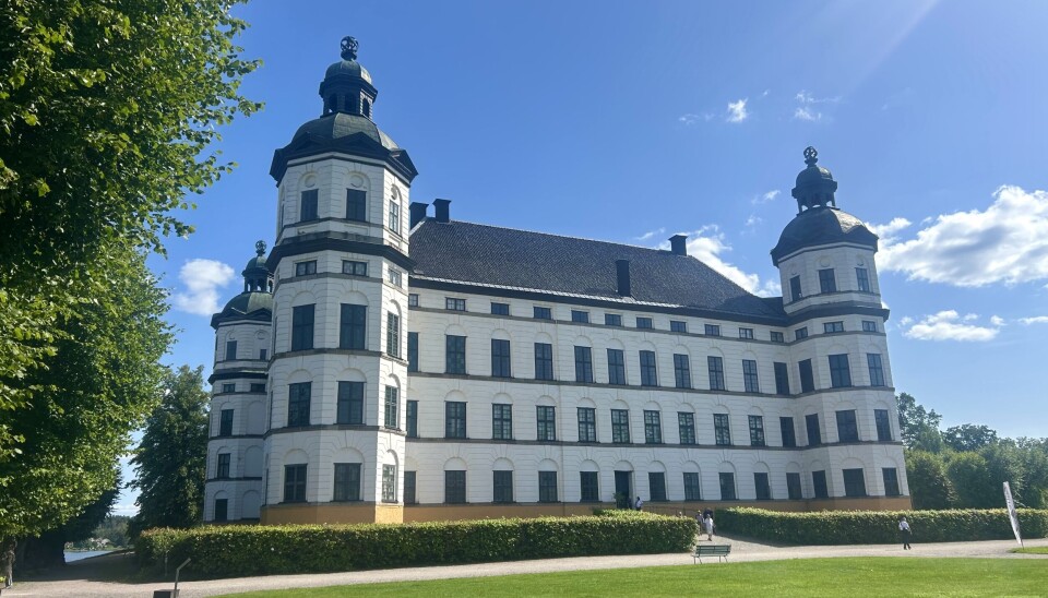 1700-talselegans. När Bridgerton kom på tal som förslag till en utställning kändes det självklart för projektgruppen att koppla det till Skokloster. 'Det passar perfekt för 1700-talets elegans.'