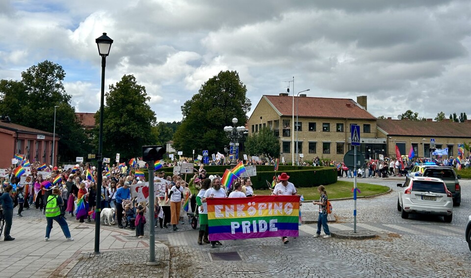 Prideparad. Paraden vandrade under vimplar, musik och bubbelblåsning från Skolparken runt torget och centrum för att sedan återvända till Skolparken.