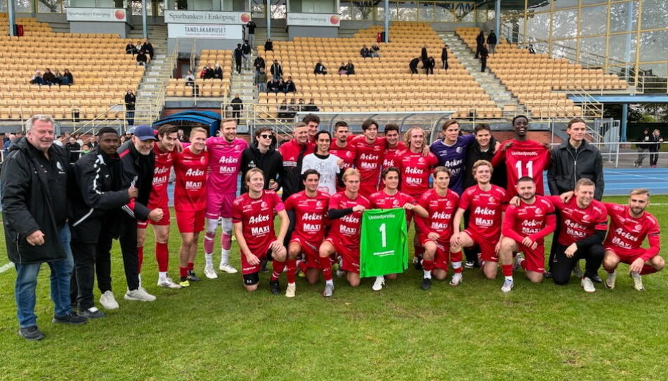 Serievinnare. EIS fotbollsherrar vann serien förra helgen på hemmaplan och kliver nu upp i division 4 för första gången på tio år.