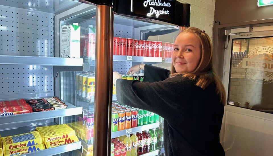 Mat, dryck och kiosk. Pucken har också en liten kioskdel som Alva Deger här fyller på.