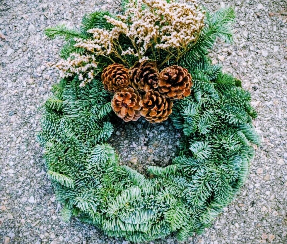 Glädjens Blommor både köper och tillverkar fem olika slags gravkransar till allhelgona.
